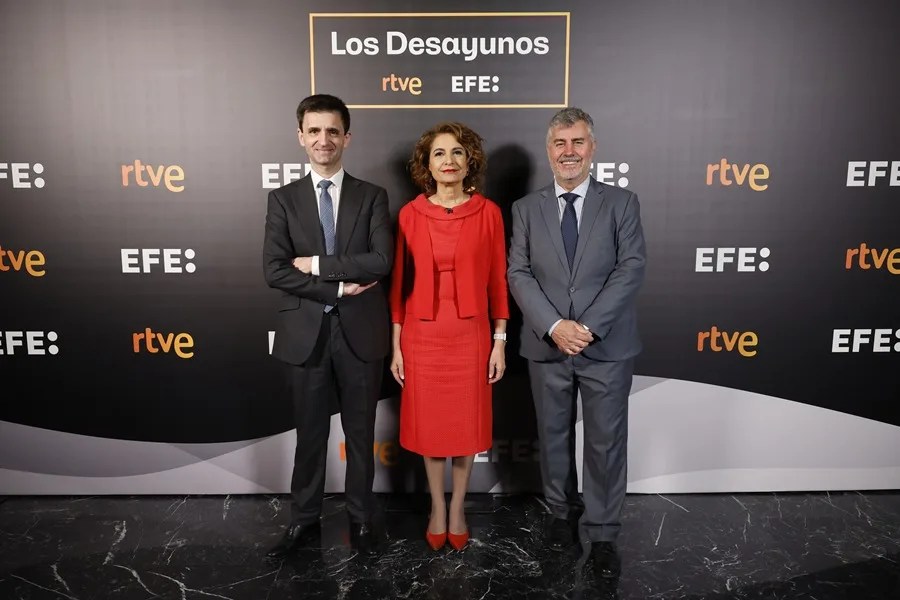 El presidente de la Corporación Radio Televisión Española (RTVE), José Pablo López (i), y el presidente de la Agencia EFE, Miguel Ángel Oliver, posan junto a la viepresidenta primera y ministra de Hacienda, María Jesús Montero