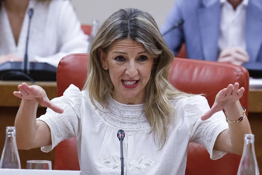 La vicepresidenta segunda del Gobierno y ministra de Trabajo, Yolanda Díaz (c), este lunes.