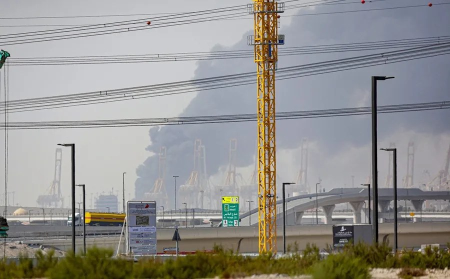 Fotografía de archivo de una espesa columna de humo negro sobre el puerto de Jebel Ali tras ser alcanzado por los restos de un misil iraní interceptado, en Dubai, Emiratos Árabes Unidos. EFE/EPA/STRINGER