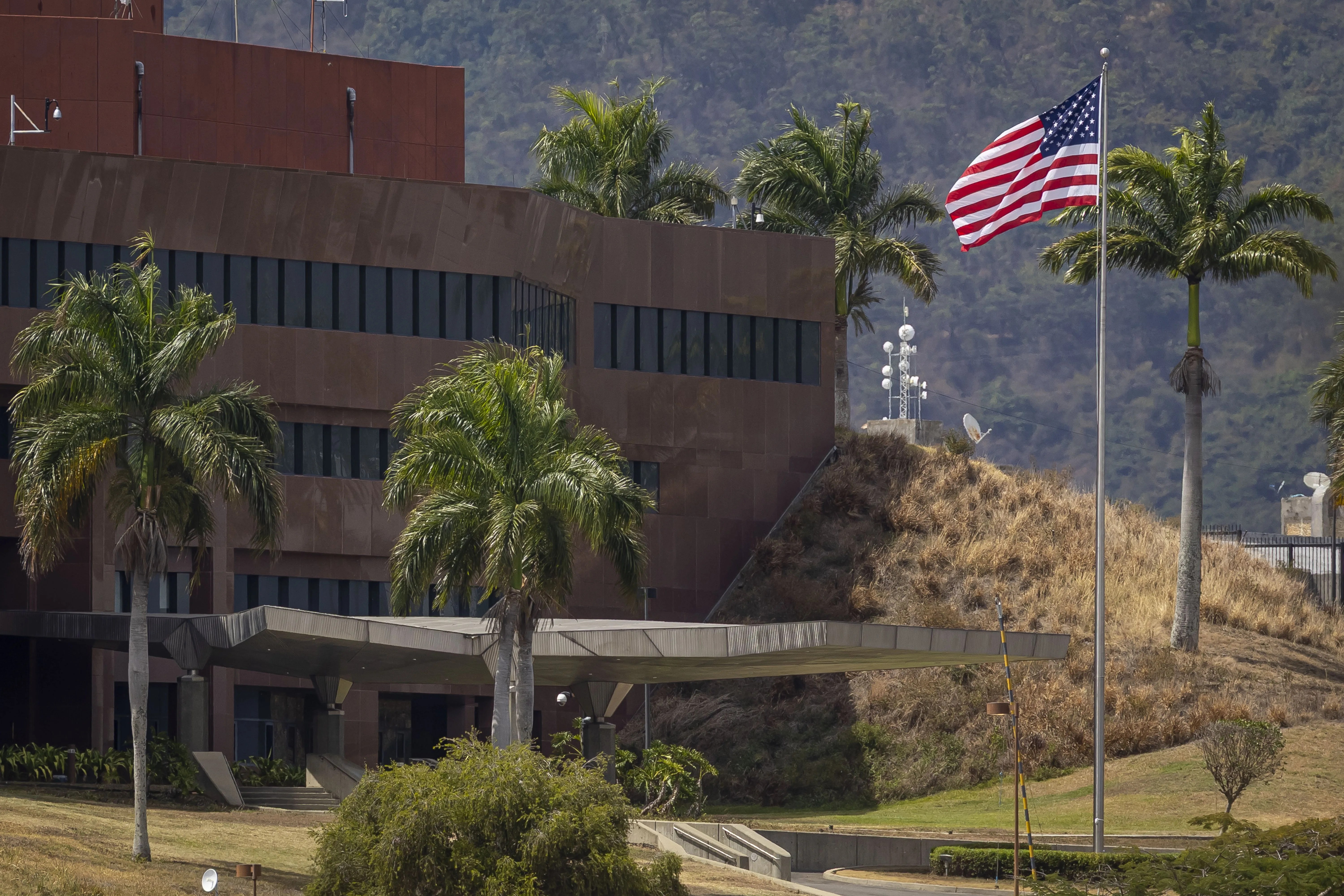 Fotografía de archivo de la bandera de Estados Unidos izada en la sede diplomática, en Caracas (Venezuela).