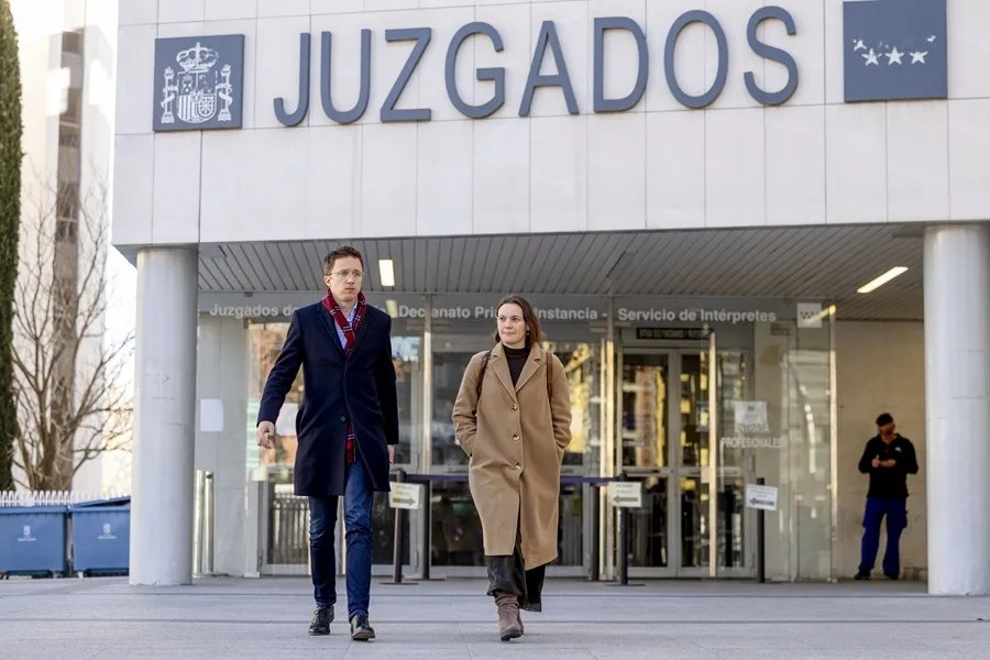 El exdiputado de Sumar y cofundador de Podemos Íñigo Errejón (i)