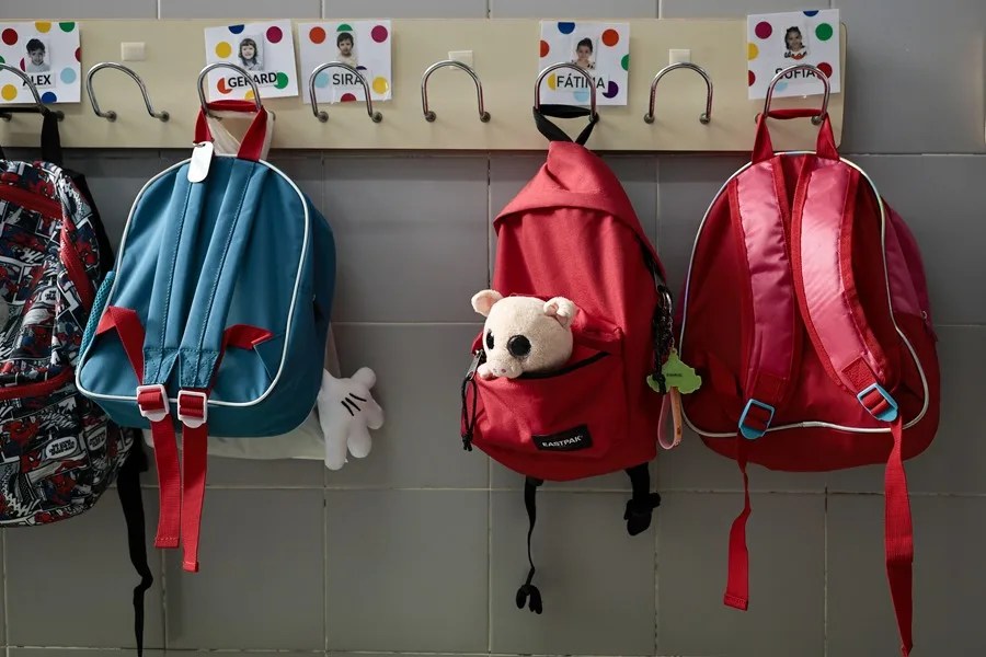 Detalle de mochilas en un colegio.