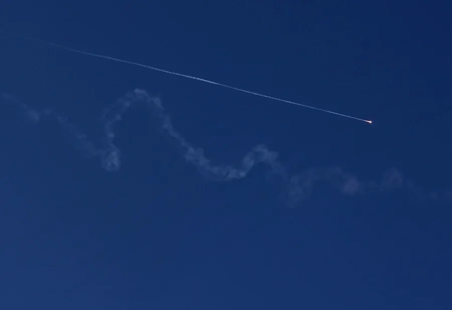 Un misil iraní se observa en el cielo