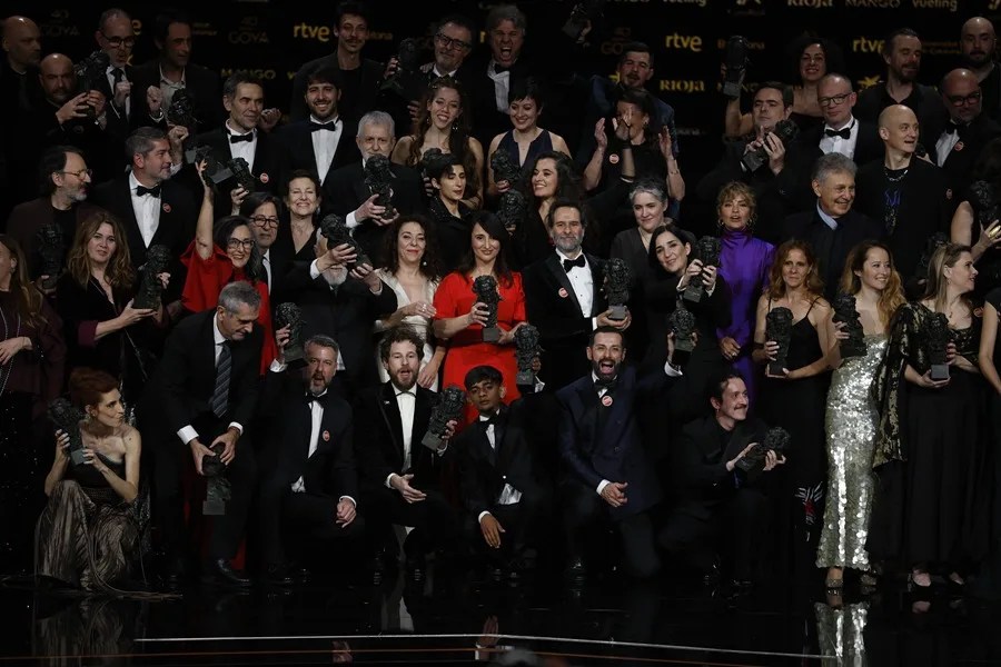 Fotografía de familia de los galardonados en los Premios Goya, en su 40 edición, este sábado en el Auditorio Fórum CCIB de Barcelona.