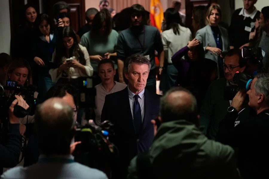 El líder del PP, Alberto Núñez Feijóo (c), se dirige a los medios tras clausurar la jornada '8 M: mujer y libertad'.