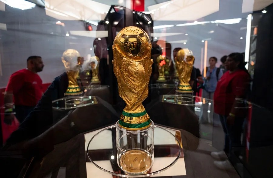 Fotografía que muestra el trofeo de la Copa Mundial de la FIFA este sábado, en el estadio BBVA en Monterrey (México).