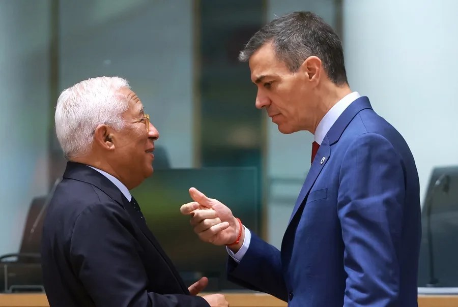 El presidente del Gobierno español, Pedro Sánchez (d) y el presidente de la Consejo Europeo, António Costa.