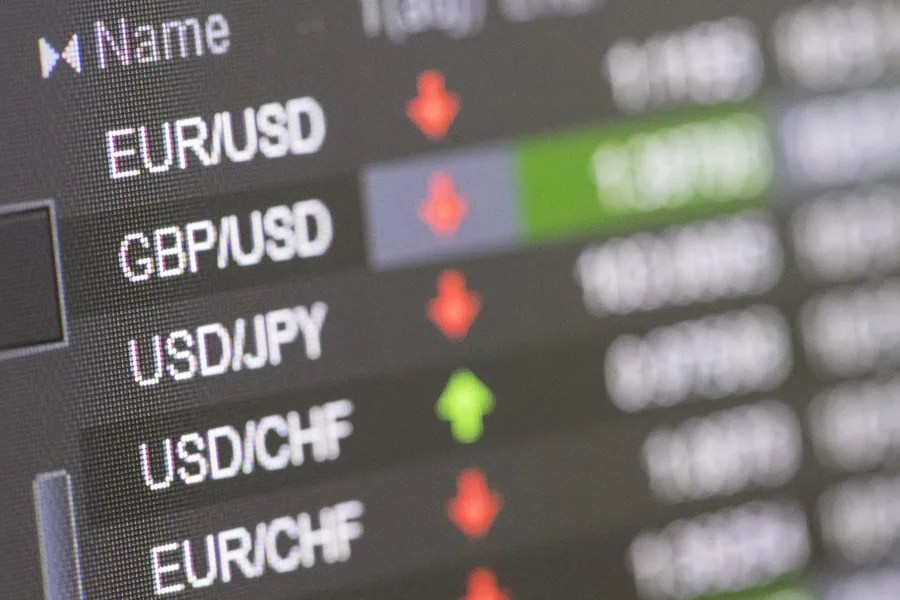 Una pantalla muestra datos bursátiles