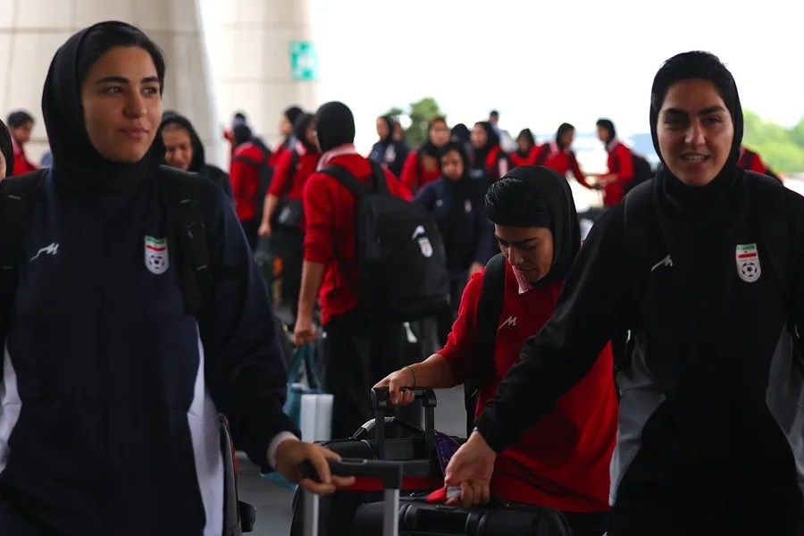 Integrantes de la selección femenina de fútbol de Irán llegan al Aeropuerto Internacional de Kuala Lumpur.