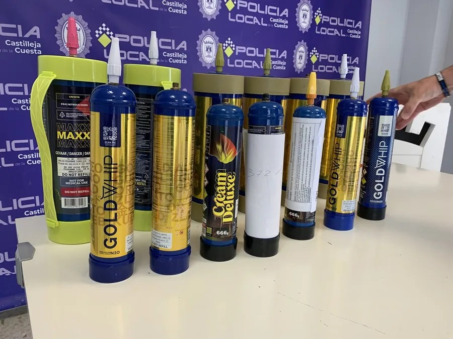 Imagen de archivo de varias botellas de óxido nitroso, conocido popularmente como "gas de la risa"