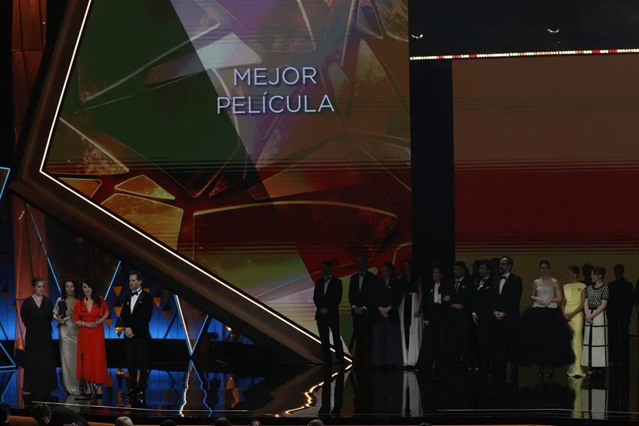 Los productores de la cinta ´Los Domingos´ tras recibir el Goya a mejor película