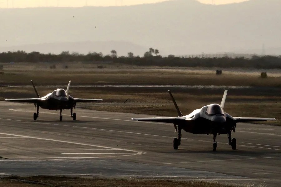 Aviones de combate F-35B ruedan por la pista de la base de la Real Fuerza Aérea británica (RAF) de Akrotiri