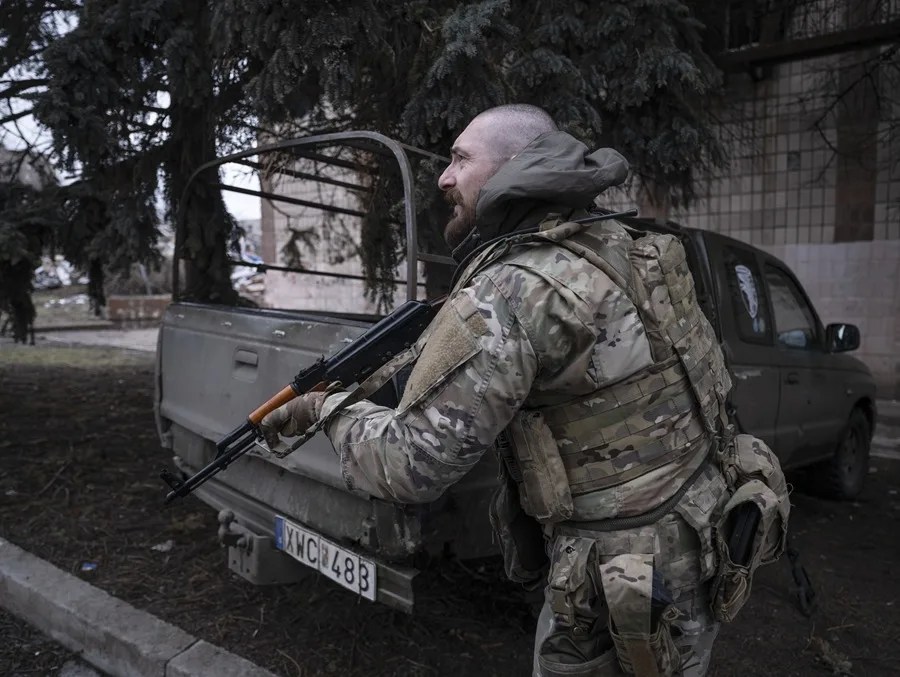 soldados del Grupo de Evacuación del Batallón Alcatraz de la 93.ª Brigada Mecanizada Independiente de Kholodnyi Yar evacuando a militares heridos