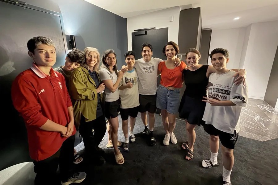 Fotografía tomada de la cuenta de la red social X @Tony_Burke del ministro del Interior de Australia, Tony Burke, que muestra a siete de las integrantes de la selección femenina de fútbol de Irán que solicitaron asilo en Australia