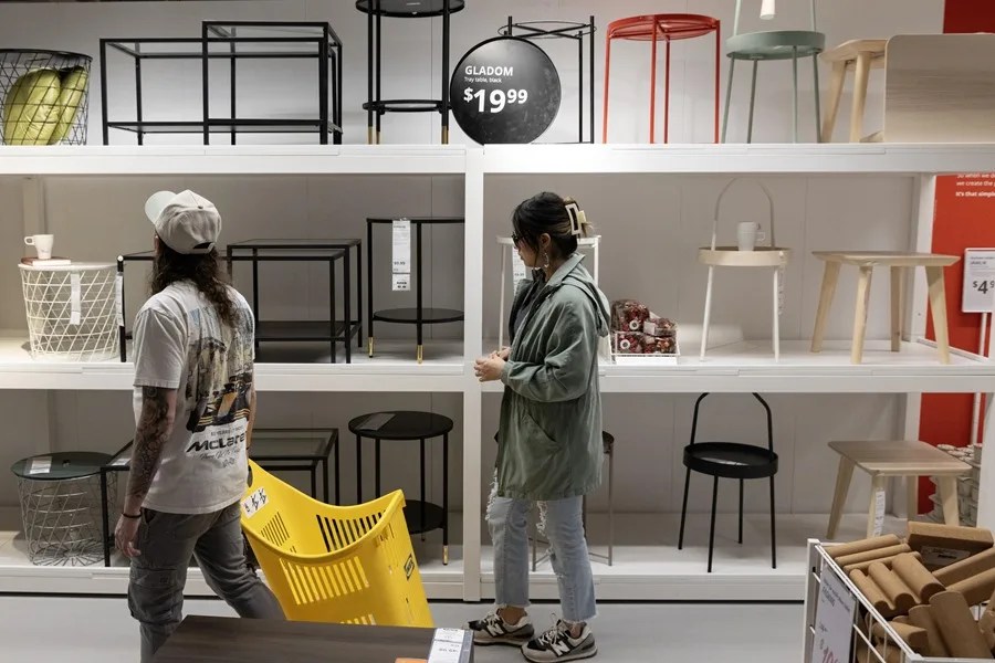 Clientes observan muebles en una tienda IKEA