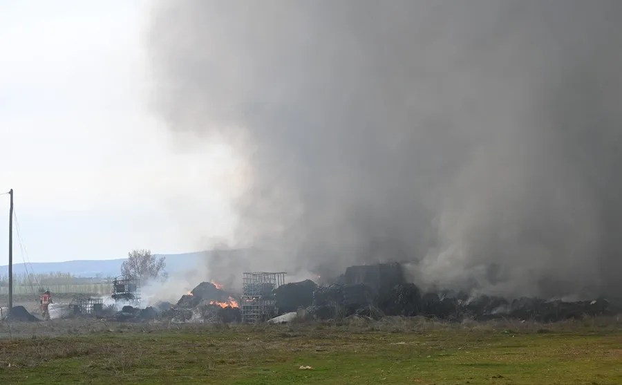 Incendio en una nave industrial de plásticos en La Bañeza (León)