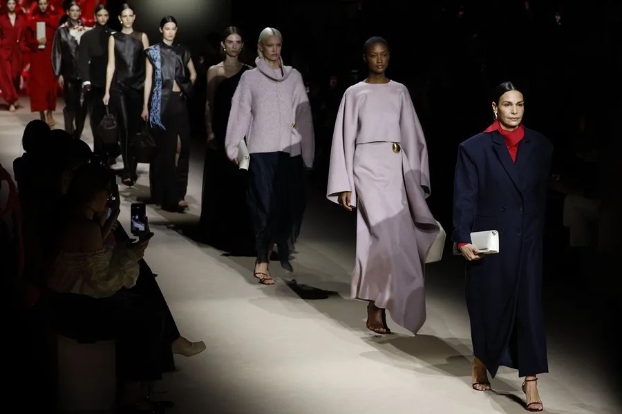 Modelos muestran creaciones de Simorra durante un desfile celebrado este viernes en el marco de la Semana de la Moda de Madrid (MBFW).