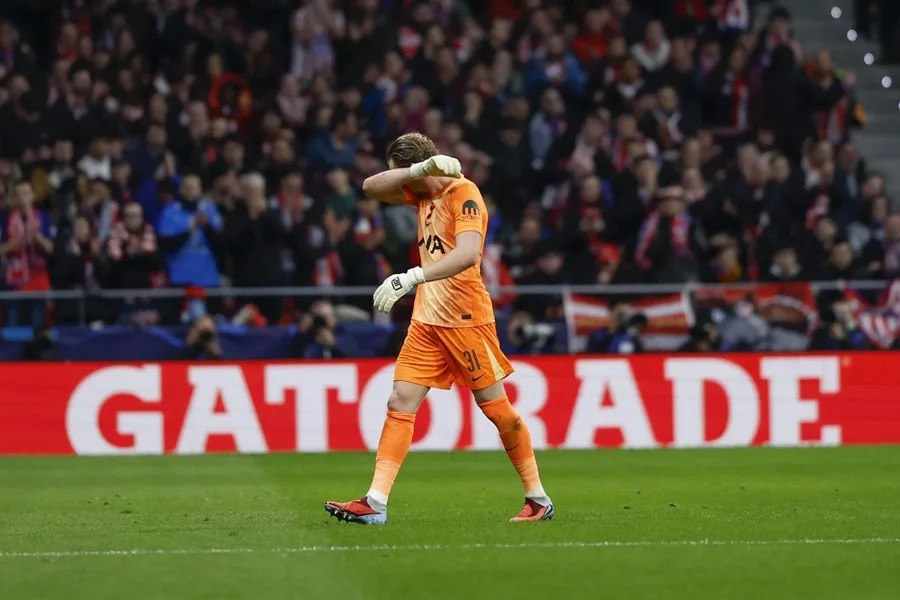 El portero del Tottenham, Antonin Kinsky, es sustituido durante el partido de ida de los octavos de final de la UEFA Champions League