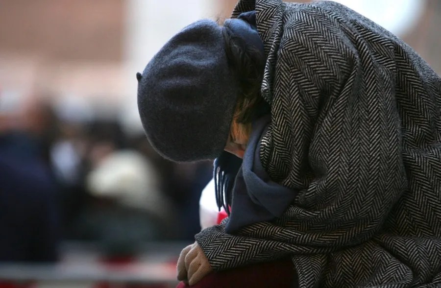 Una mujer duerme en un banco. E