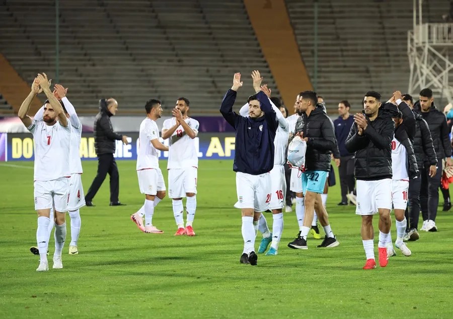 Jugadores de Irán saludan a sus seguidores tras