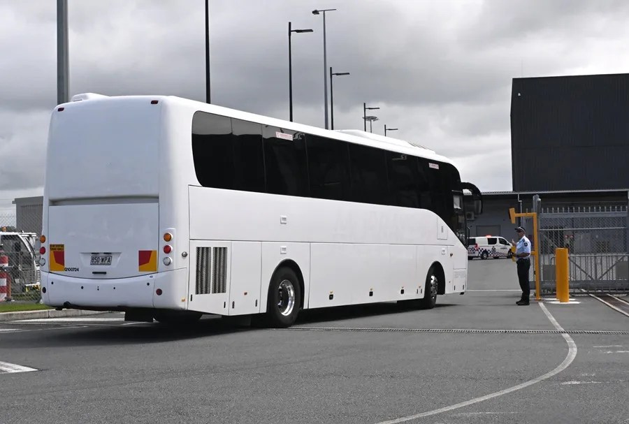 Un autobús con jugadoras y personal de la Copa Asiática Femenina de Irán llega a través de una entrada segura al Aeropuerto de Gold Coast, en Gold Coast, Australia