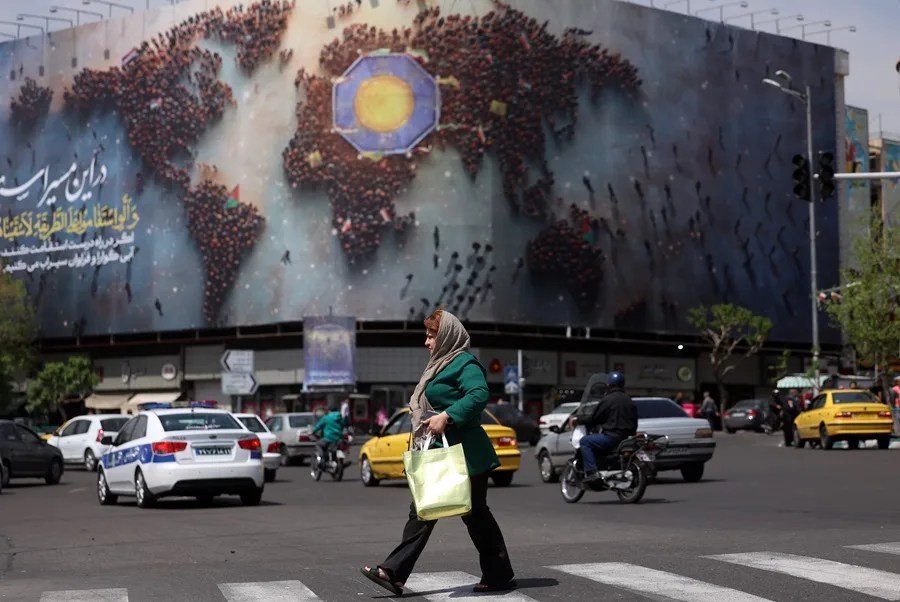 Una mujer camina por la calle en Teherán