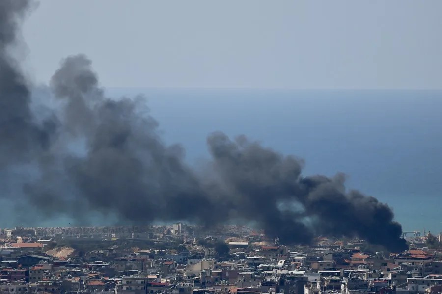 El humo se eleva tras los ataques aéreos israelíes en Dahieh, en los suburbios del sur de Beirut, Líbano, este martes.