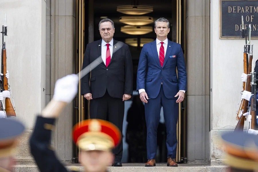 El secretario de Defensa de EE. UU., Pete Hegseth (d), recibe al ministro de Defensa de Israel, Israel Katz (i)