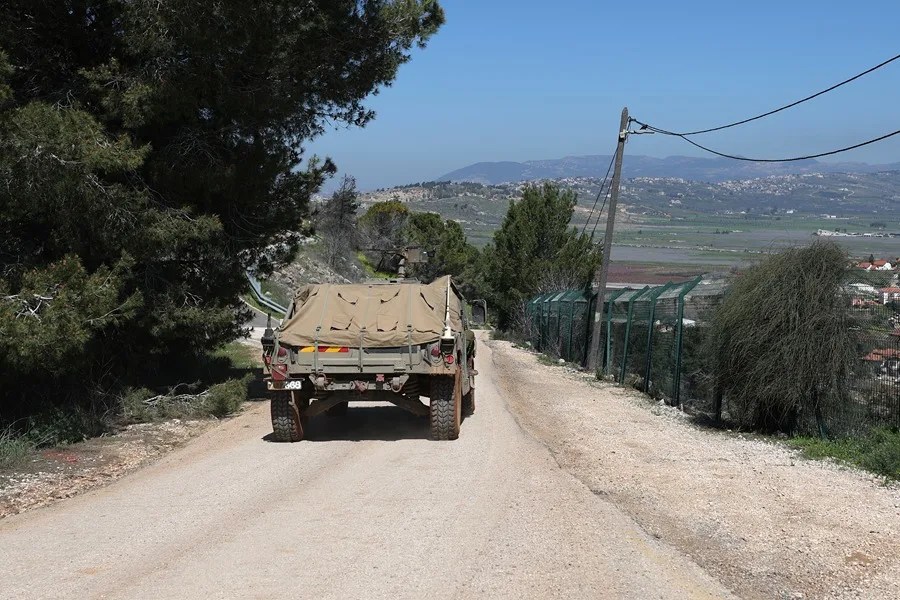 Un vehículo militar israelí patrulla en el kibutz Metula, en la frontera entre Israel y Líbano