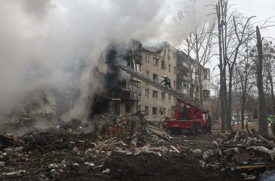 Rescatistas ucranianos trabajan en el lugar de un ataque a un edificio residencial en Járkov