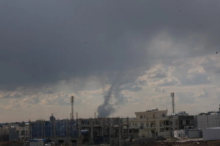 Humo se eleva tras un ataque con drones iraníes al aeropuerto de Erbil, Irak