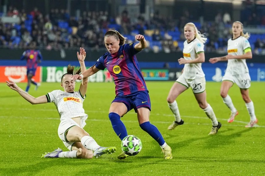 La delantera del Barça Ewa Pajor (d) pelea un balón ante Zenia Mertens del OH Leuven, durante el partido de la tercera jornada de fase de liga de Liga de Campeones, este miércoles en el Estadi Johan Cruyff.-