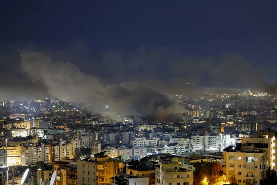 Columnas de humo tras un ataque aéreo israelí en Dahieh, un suburbio predominantemente chií al sur de Beirut