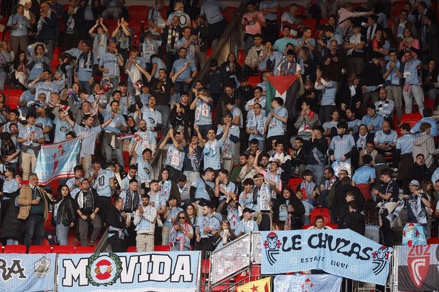 Los seguidores del Celta de Vigo se reúnen durante el partido de vuelta de octavos de final de la UEFA Europa League