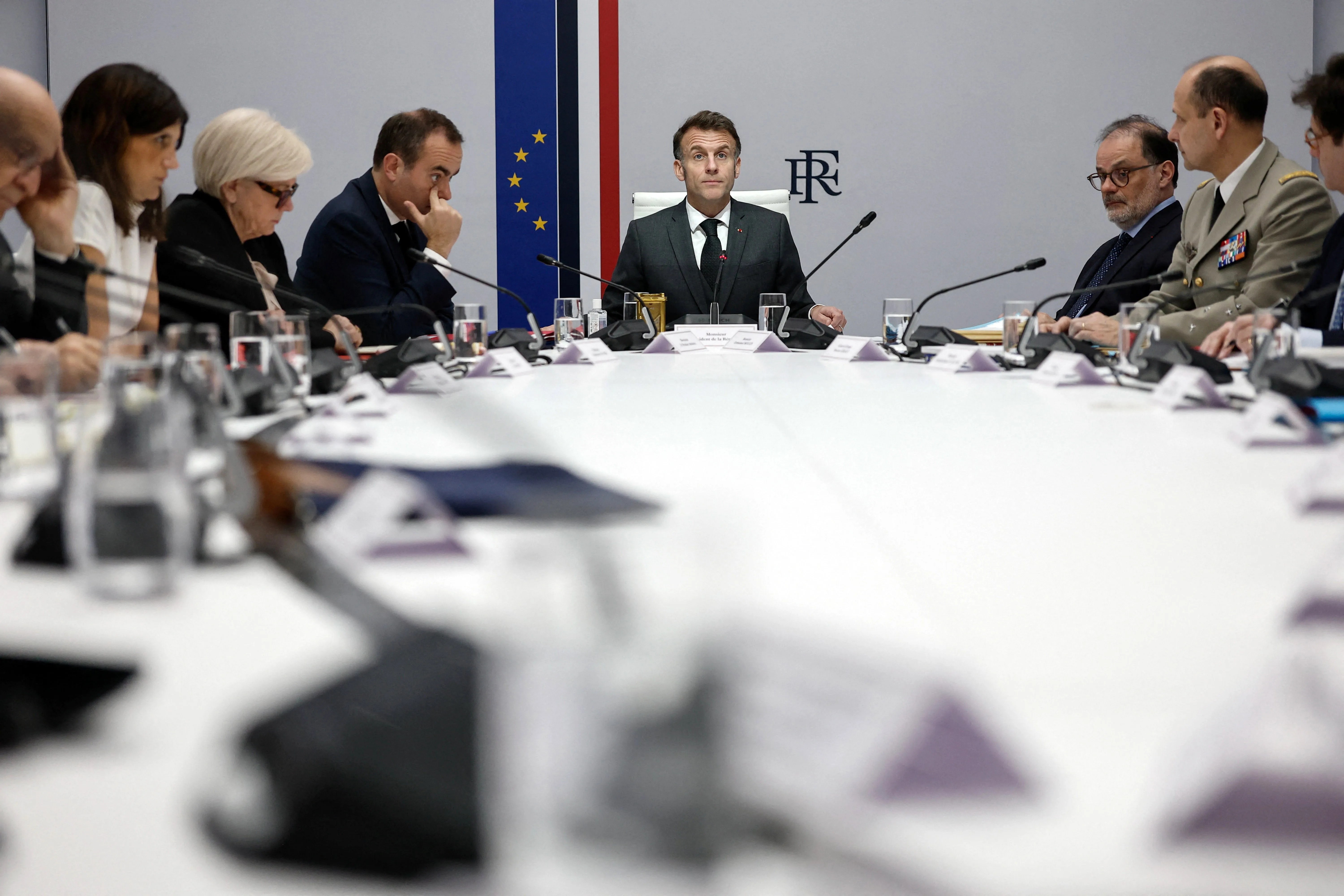 El presidente francés Emmanuel Macron (C), el primer ministro Sebastien Lecornu (4-I) y la ministra de Defensa Catherine Vautrin (3-I) asisten a una reunión del Consejo de Defensa y Seguridad de Francia sobre la situación en Oriente Medio