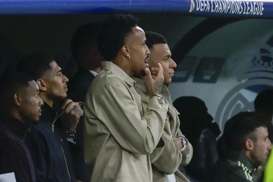 Los jugadores del Real Madrid (i-d) David Alaba, Jude Bellingham, Eder Militao y Kylian Mbappé