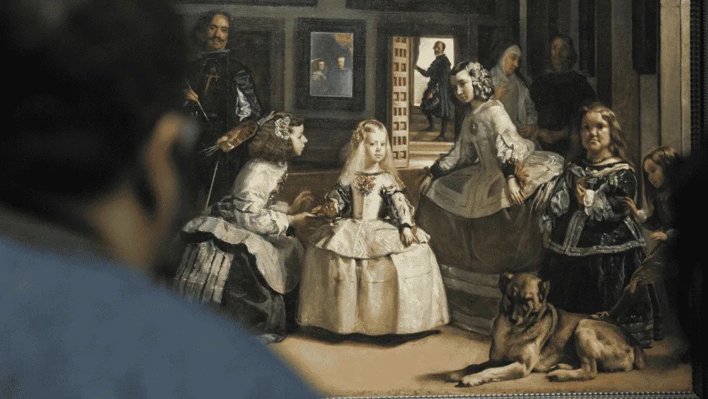 Una persona observa Las Meninas, de Velázquez, lienzo en el que aparece retratada la infanta Margarita de Austria. Cientos de cuadros del Museo del Prado tienen a niños y niñas como protagonistas o acompañantes de sus insignes padres. Hijos de reyes y nobles que llegaron a ser piezas en el tablero de alianzas matrimoniales, militares condecorados, artistas, diseñadores revoluciones o incluso directores del propio museo.