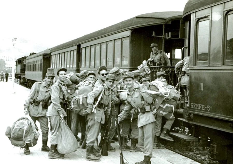 Un grupo de soldados listos para partir a hacer la mili