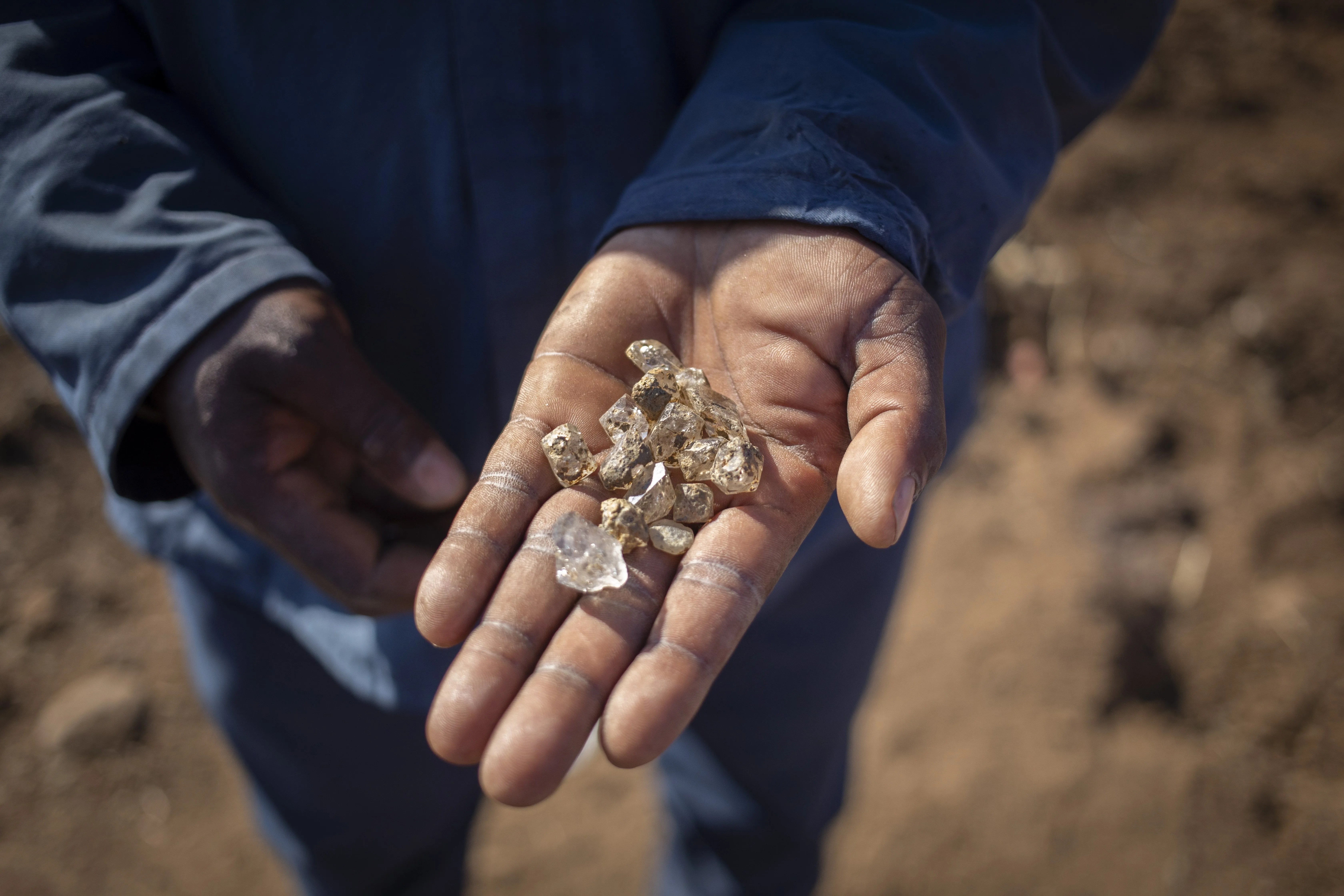 Un hombre extiende su mano mostrando las gemas, en una imagen de archivo.