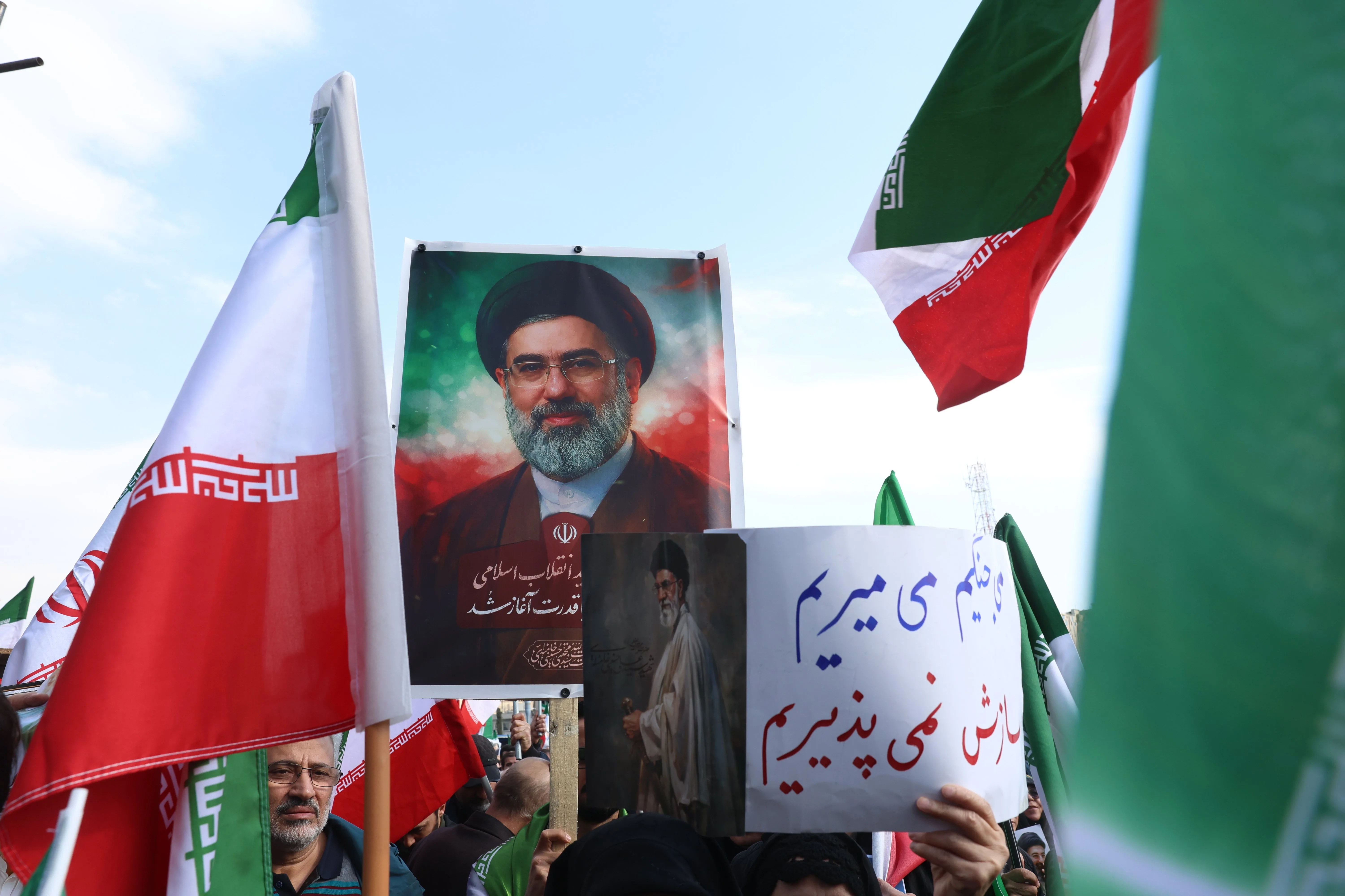 Iraníes se reúnen en la plaza Enqelab para mostrar su apoyo al recién nombrado líder supremo, el ayatolá Mojtaba Khamenei, en Teherán.