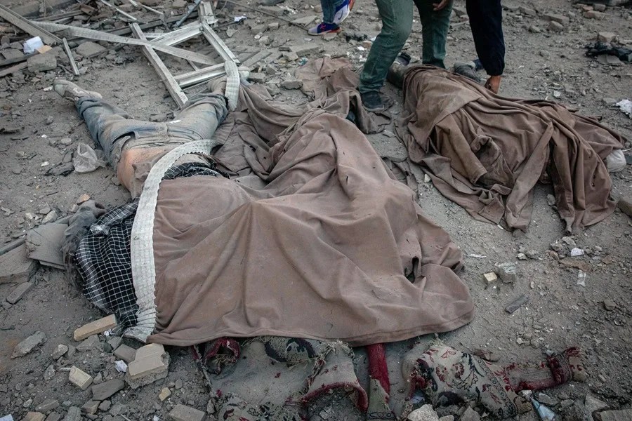 Cadáveres cubiertos en el lugar de los hechos tras un ataque a un edificio en la plaza Enghelab de Teherán