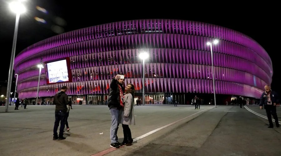 El estadio de San Mamés iluminado de morado con motivo del Día Internacional de la Mujer