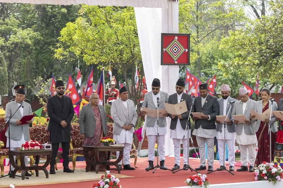 El presidente de Nepal, Ram Chandra Paudel (izquierda), toma juramento al recién elegido primer ministro de Nepal, Balendra Shah, y a los ministros del gabinete