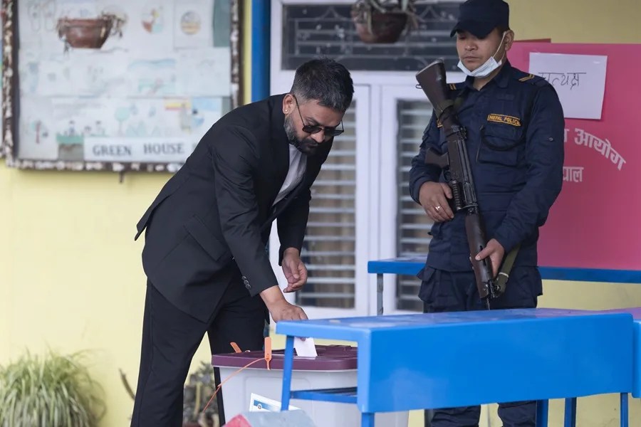 Balendra Shah (izq.), exalcalde de Katmandú y candidato a primer ministro por el Partido Rastriya Swatantra (RSP), emite su voto