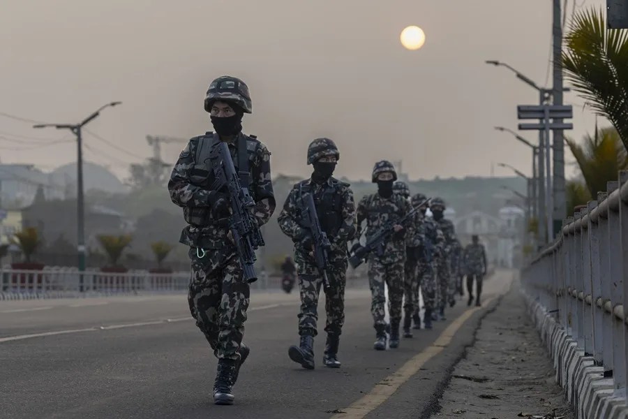 Una patrulla del ejército nepalí camina frente al Palacio Singh Durbar en Katmandú