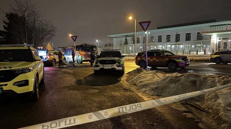Fotografía obtenida a través de rastreo de redes de integrantes de la Policía de Noruega y de servicios de emergencia cerca a la embajada de Estados Unidos en Oslo tras una explosión.