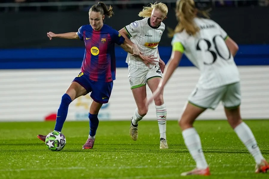 La extremo noruega del Barça Caroline Graham (i) pelea un balón ante Linde Anna Veefkind del OH Leuven
