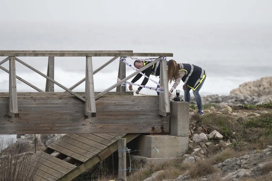 Las labores para tratar de encontrar a la persona desaparecida tras el colapso de una pasarela costera de Santander