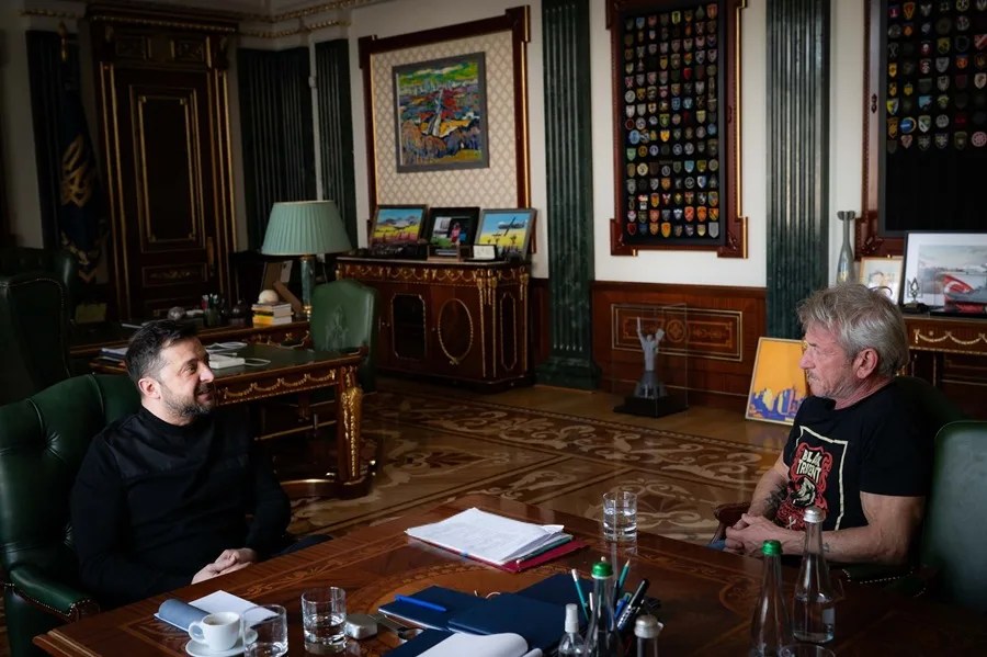 Fotografía publicada este lunes por el presidente de Ucrania, Volodimir Zelenski, en su cuenta oficial de la red social X, que muestra un momento se su reunión con el actor estadounidense Sean Penn