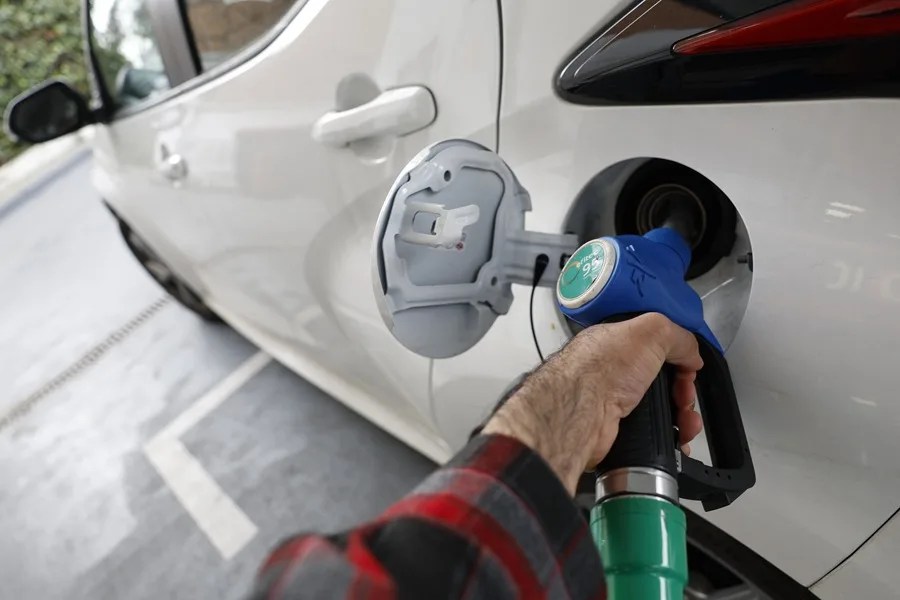 Un cliente llena el depósito de su vehículo en una gasolinera